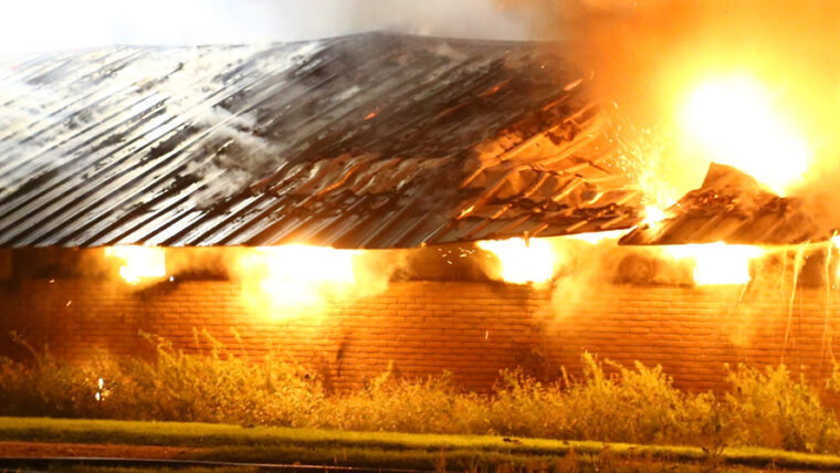 Grote uitslaande brand in kippenschuur, 16.000 kippen omgekomen, Bunschoterweg – N806 in Nijkerk