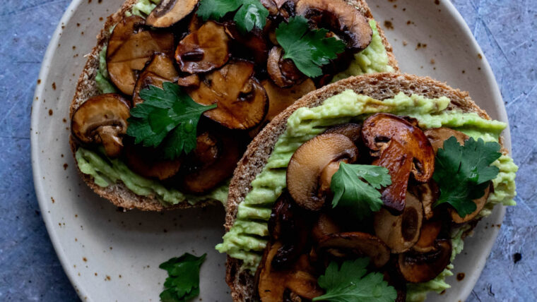 toast-met-avocado-en-champignons1